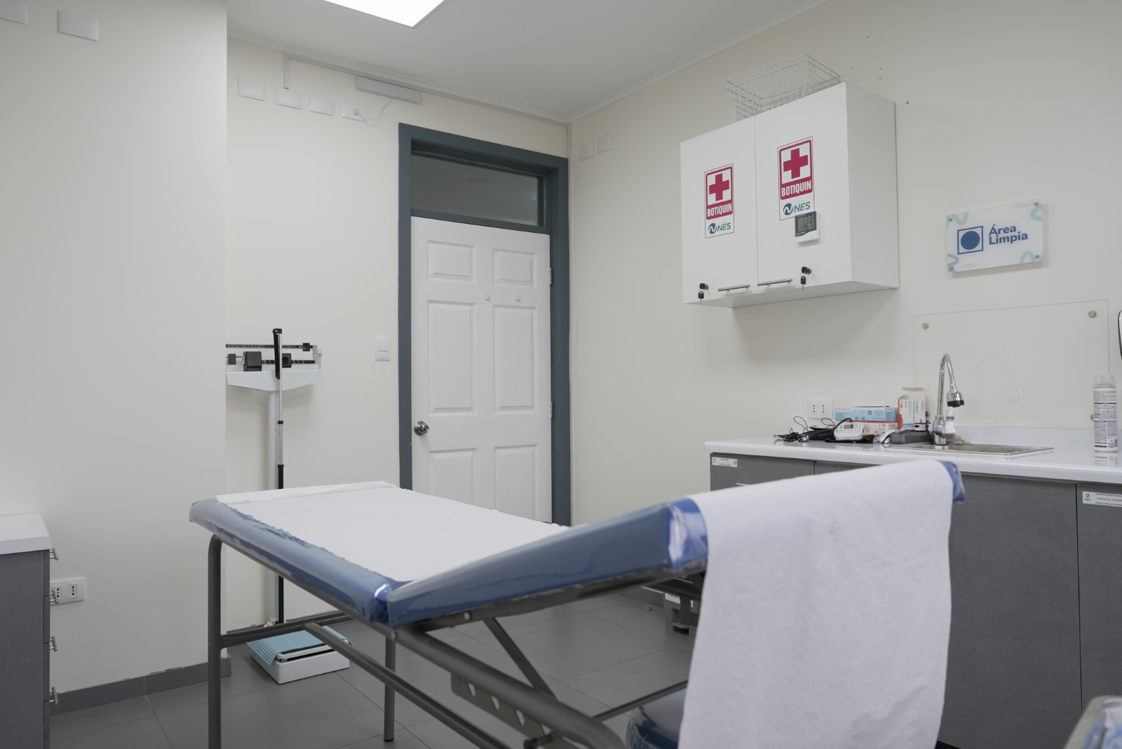 Sala clínica privada para procedimientos médicos