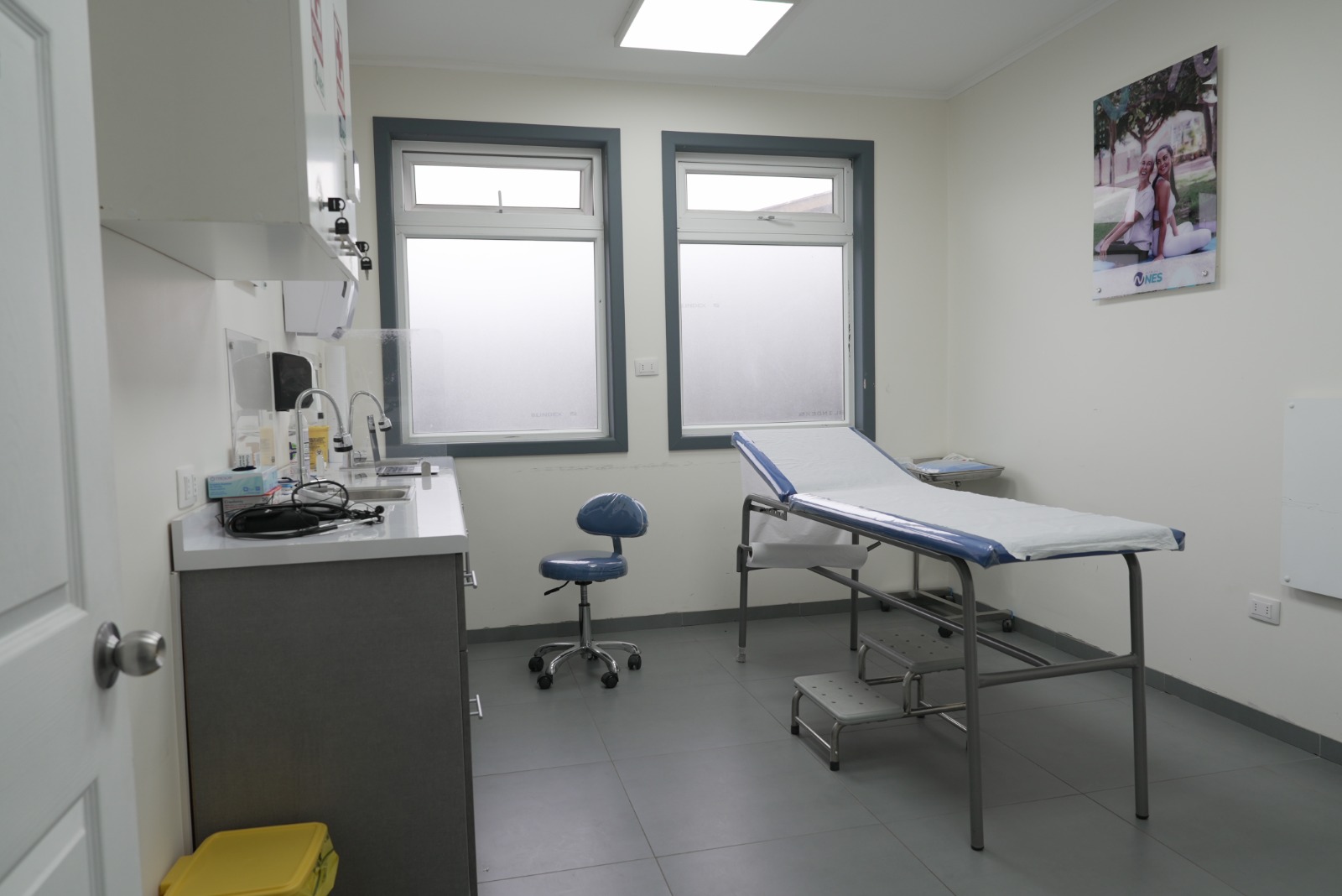 Sala de procedimientos médicos moderna y equipada